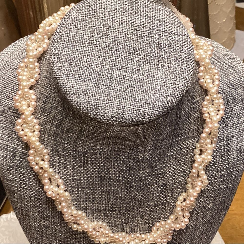 Elegant Torsauded Faux White Pearl Necklace